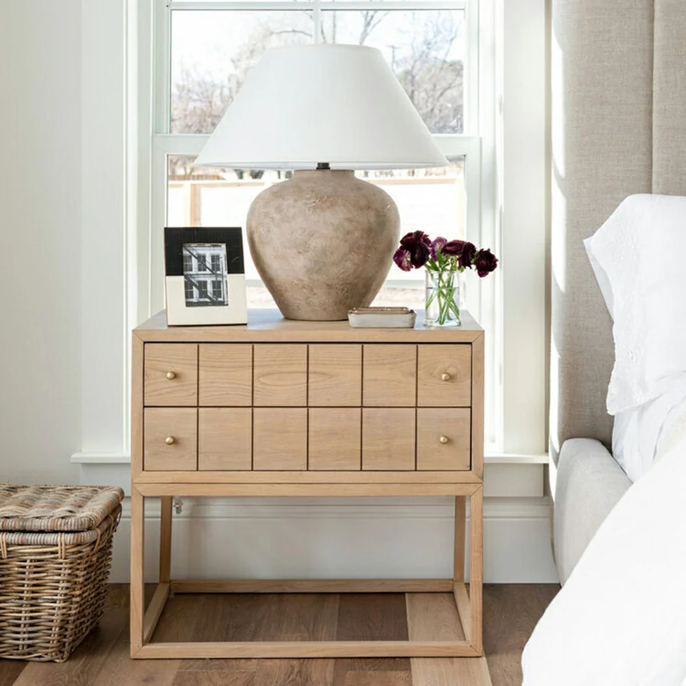 LIVARA Bedside Table - Oak Veneer Finish, Solid Oak Legs, 40cm Nightstand for Bedroom Storage - Oak - Image 4